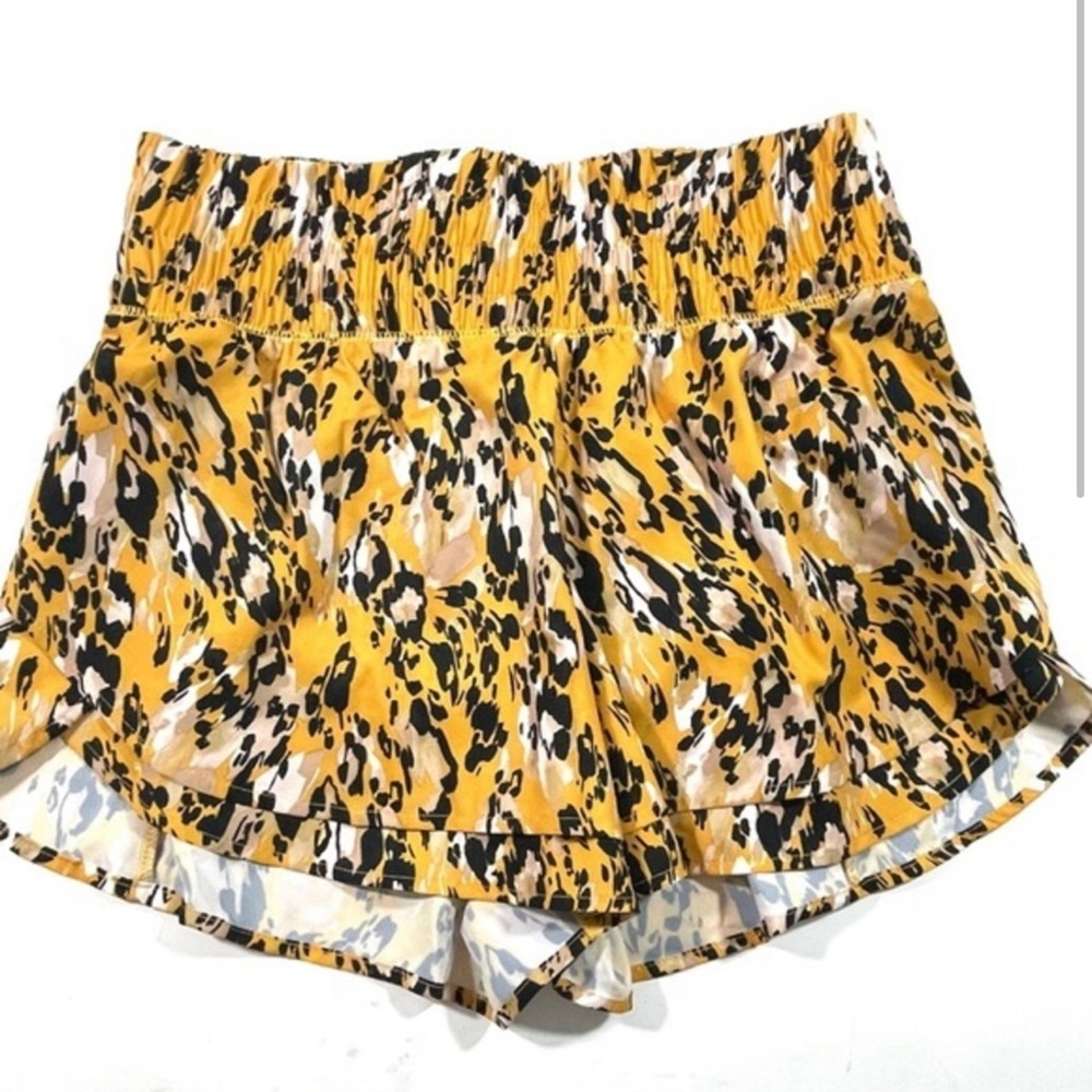 New Calia Woven High Rise Petal Hem Shorts Animal Glowing Umber, lined.